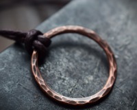 kreisförmiger Anhänger aus gehämmertem Kupfer an einem Baumwollwachsband als Wikinger Halskette 6