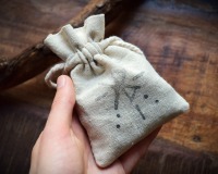 handgraviertes Runen Orakel Set aus grauen Ostseesteinen 8