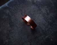 breiter Wikingerring aus gehämmertem Kupfer mit dreieckigen gestempelten Formen 8