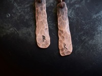 Runenohrringe aus gehämmertem Kupfer als Wikingerschmuck 10