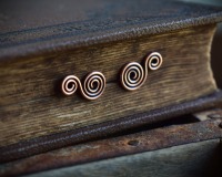 feine Ohrstecker aus Kupfer mit Doppelspiralen im keltischen Stil 4