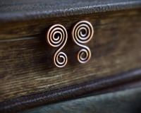 feine Ohrstecker aus Kupfer mit Doppelspiralen im keltischen Stil 12