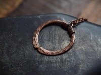 massive ovale Wikinger Halskette aus gehämmertem Kupfer