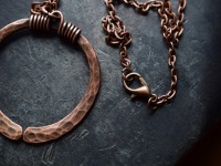 massive ovale Wikinger Halskette aus gehämmertem Kupfer 8