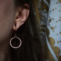 schlichte runde gehämmerte Ohrringe aus Kupfer, Wikingerschmuck 4