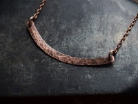 sichelförmige Wikinger Halskette aus gehämmertem Kupfer 4