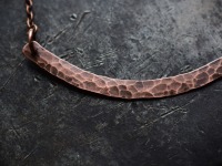 sichelförmige Wikinger Halskette aus gehämmertem Kupfer 5