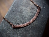 sichelförmige Wikinger Halskette aus gehämmertem Kupfer 3
