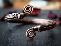 offener Wikinger Armreif aus Kupfer nach Art des Wikinger Strickens mit Spiralen