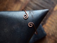 filigraner keltischer Kupferarmreif mit Spiralen für das Handgelenk 5