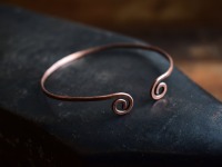 filigraner keltischer Kupferarmreif mit Spiralen für das Handgelenk
