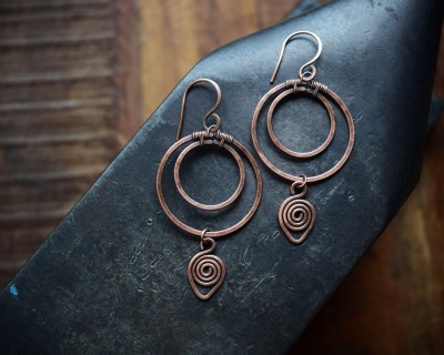 große runde Mond Ohrringe mit Spiralen aus Kupfer, keltischer Schmuck