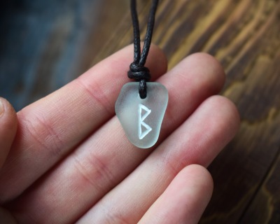 Seeglas Runen Halskette Berkana - magischer Runenschmuck aus weißem Seeglas für Schöpfung und Wac