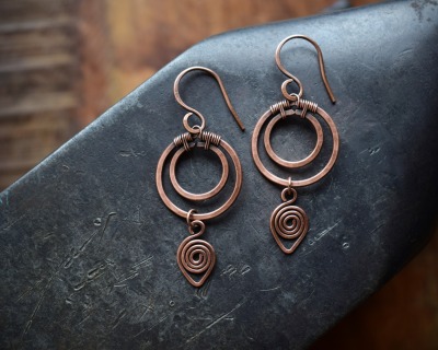 kleine runde Mond Ohrringe mit Spiralen aus Kupfer, keltischer Schmuck