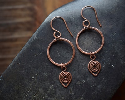 Keltische runde Ohrringe mit Spiralen aus gehämmertem Kupfer