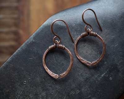 ovale Wikinger Ohrringe aus gehämmertem Kupfer