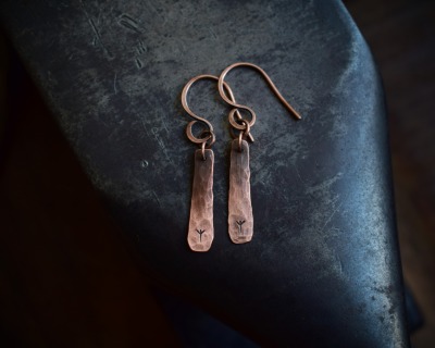 Runenohrringe aus gehämmertem Kupfer als Wikingerschmuck - personalisierbar
