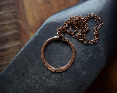 massive ovale Wikinger Halskette aus gehämmertem Kupfer