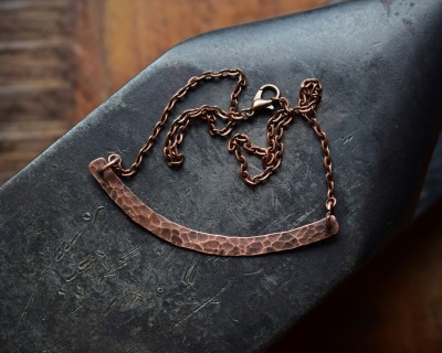 sichelförmige Wikinger Halskette aus gehämmertem Kupfer