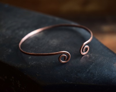 filigraner keltischer Kupferarmreif mit Spiralen für das Handgelenk