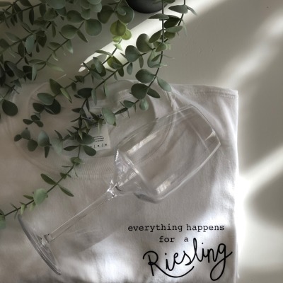 Bügelbild Everything happens for a Riesling - gestalte dein eigenes T-Shirt mit unserem Bügelbild