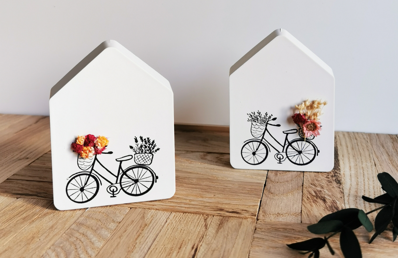 Haus mit Hollandrad und Trockenblumen