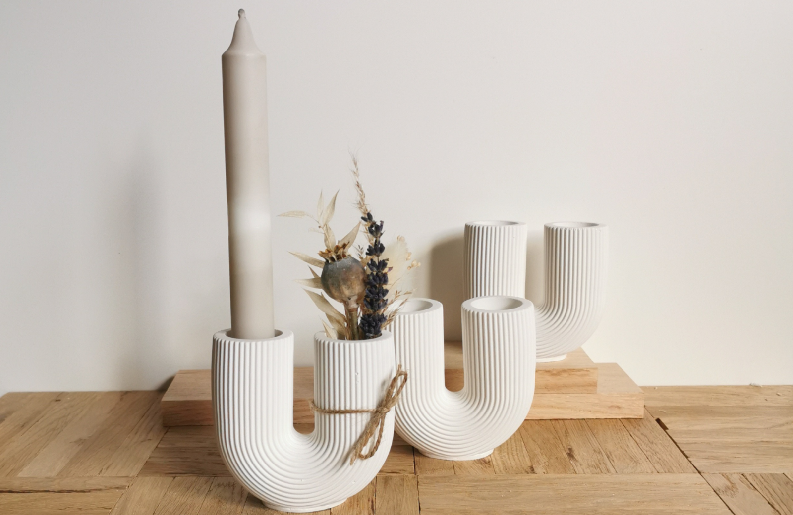 U förmige Vase aus Raysin , Abstrakte Dekoration, Kerzenhalter und Trockenblumen in einem , Handarb