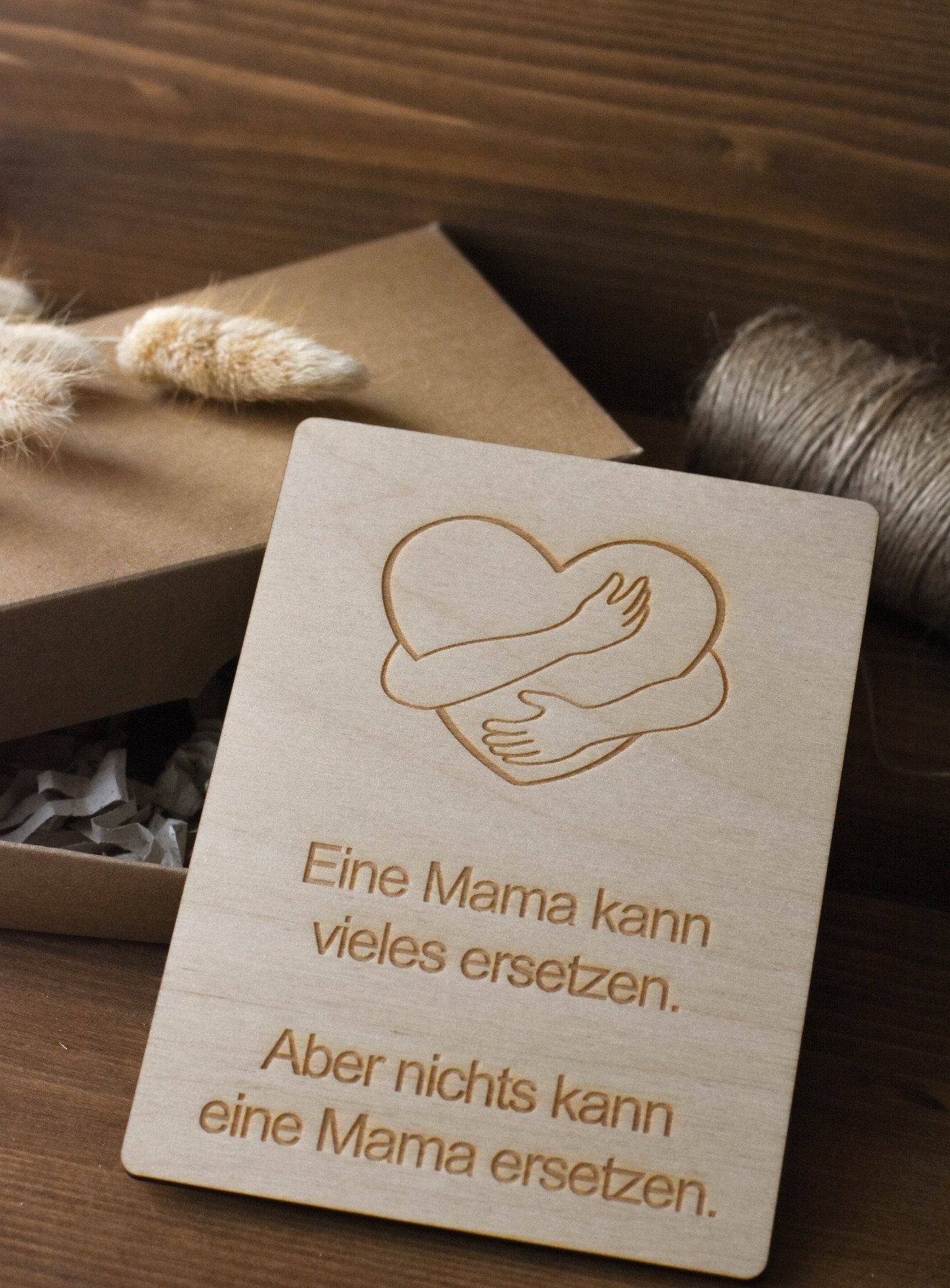 Schenke deiner Mama zum Muttertag eine liebevolle Holzkarte mit Herz 2
