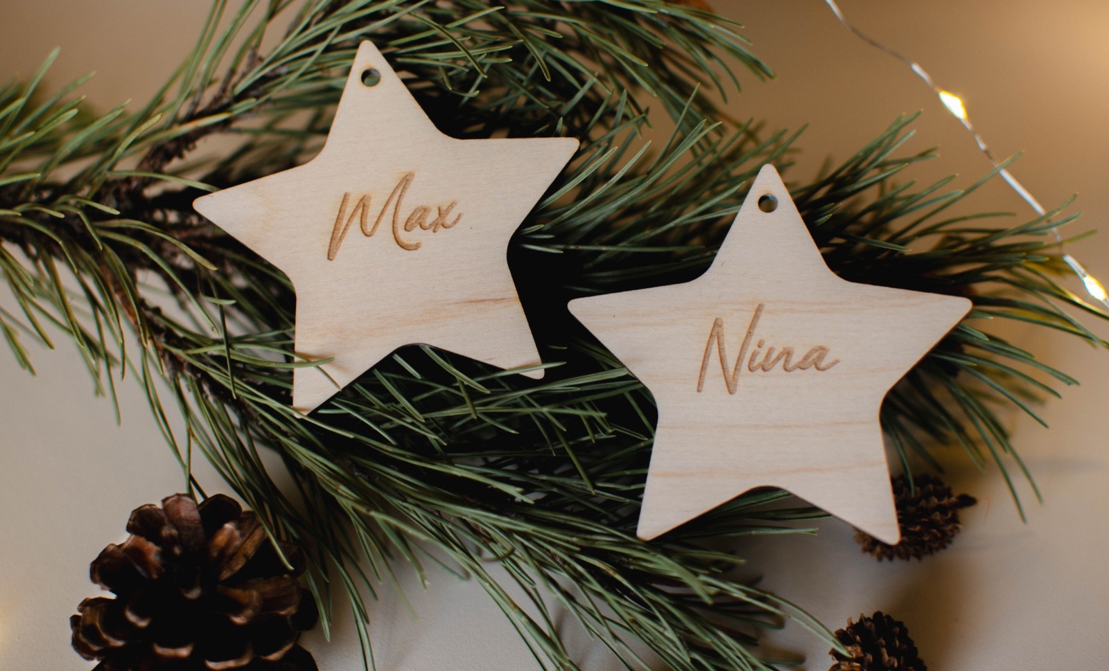 Personalisierter Holzanhänger in Sternform für den Weihnachtsbaum oder als Geschenkanhänger