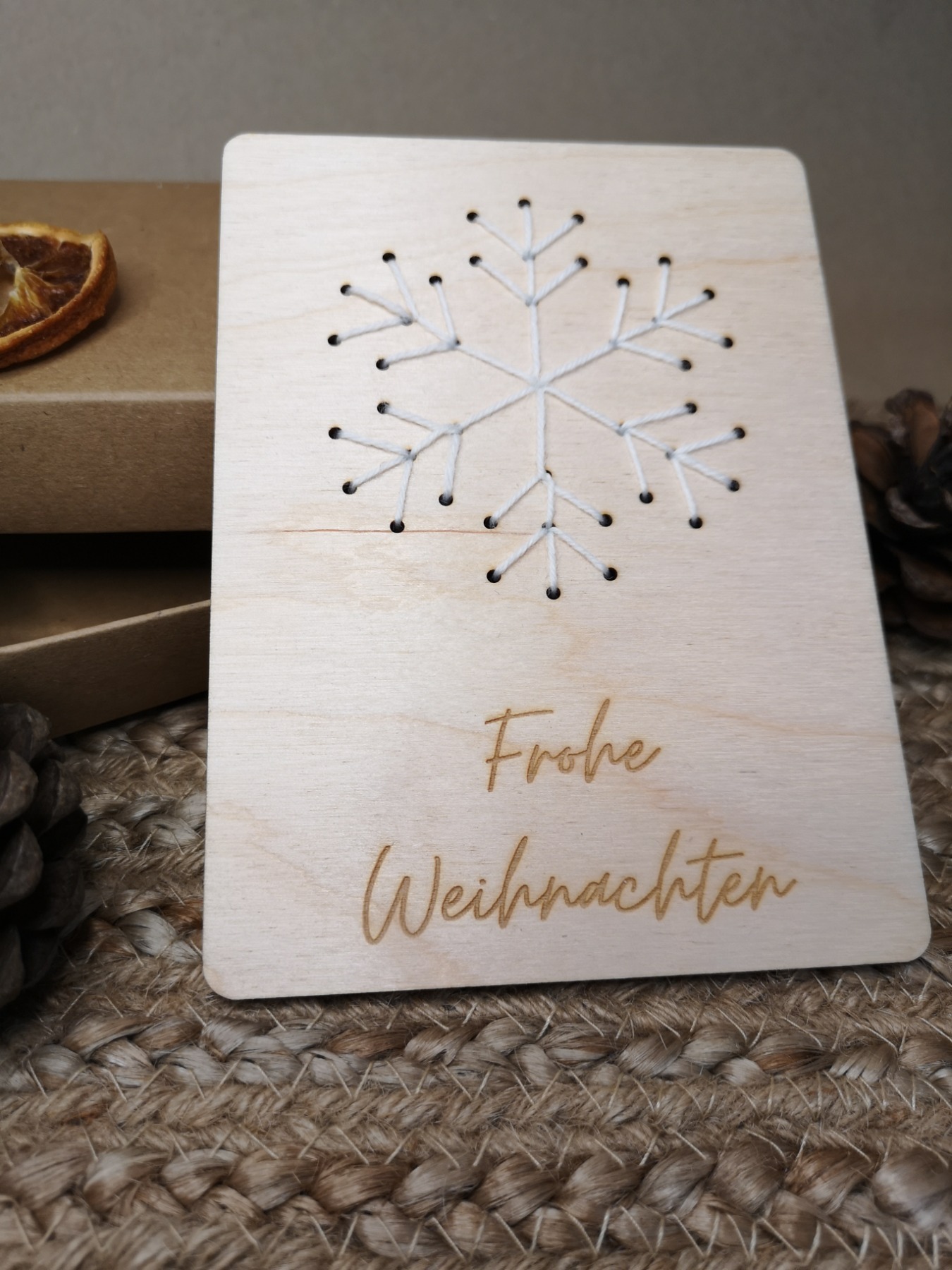 Holzkarte mit Stickerei als besonderes Weihnachtsgeschenk 3