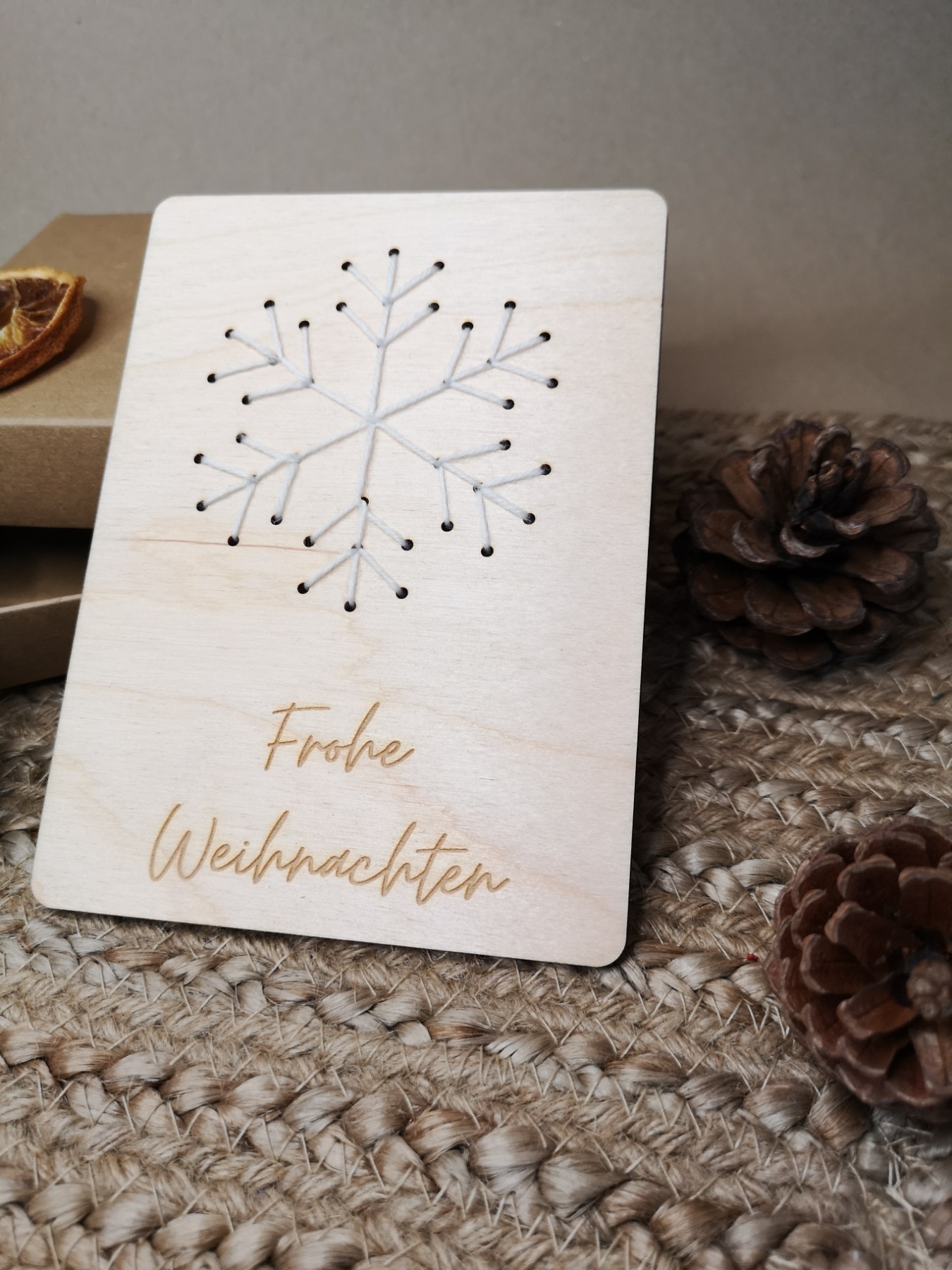 Holzkarte mit Stickerei als besonderes Weihnachtsgeschenk 5