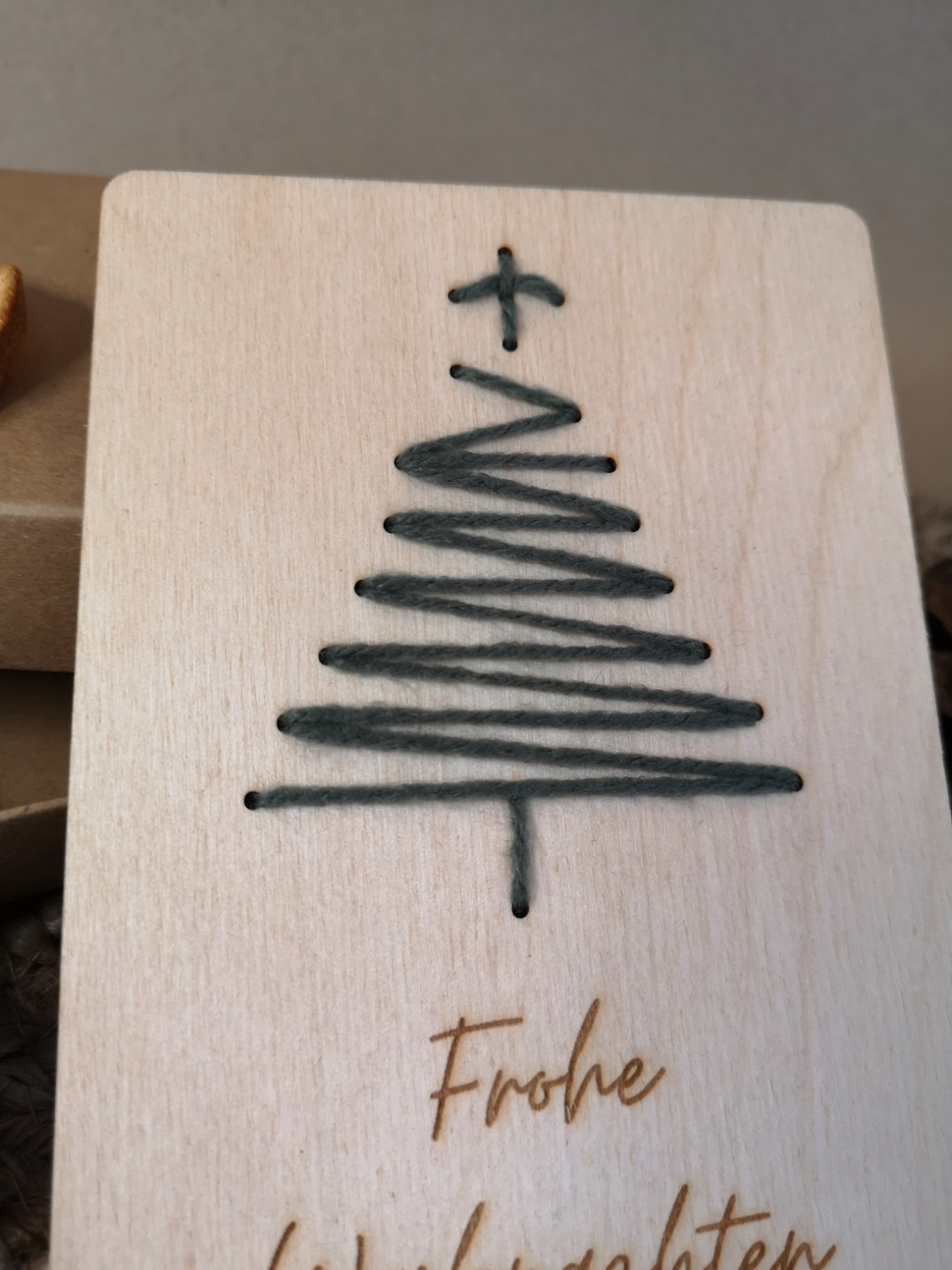 Holzkarte mit Stickerei als besonderes Weihnachtsgeschenk 6