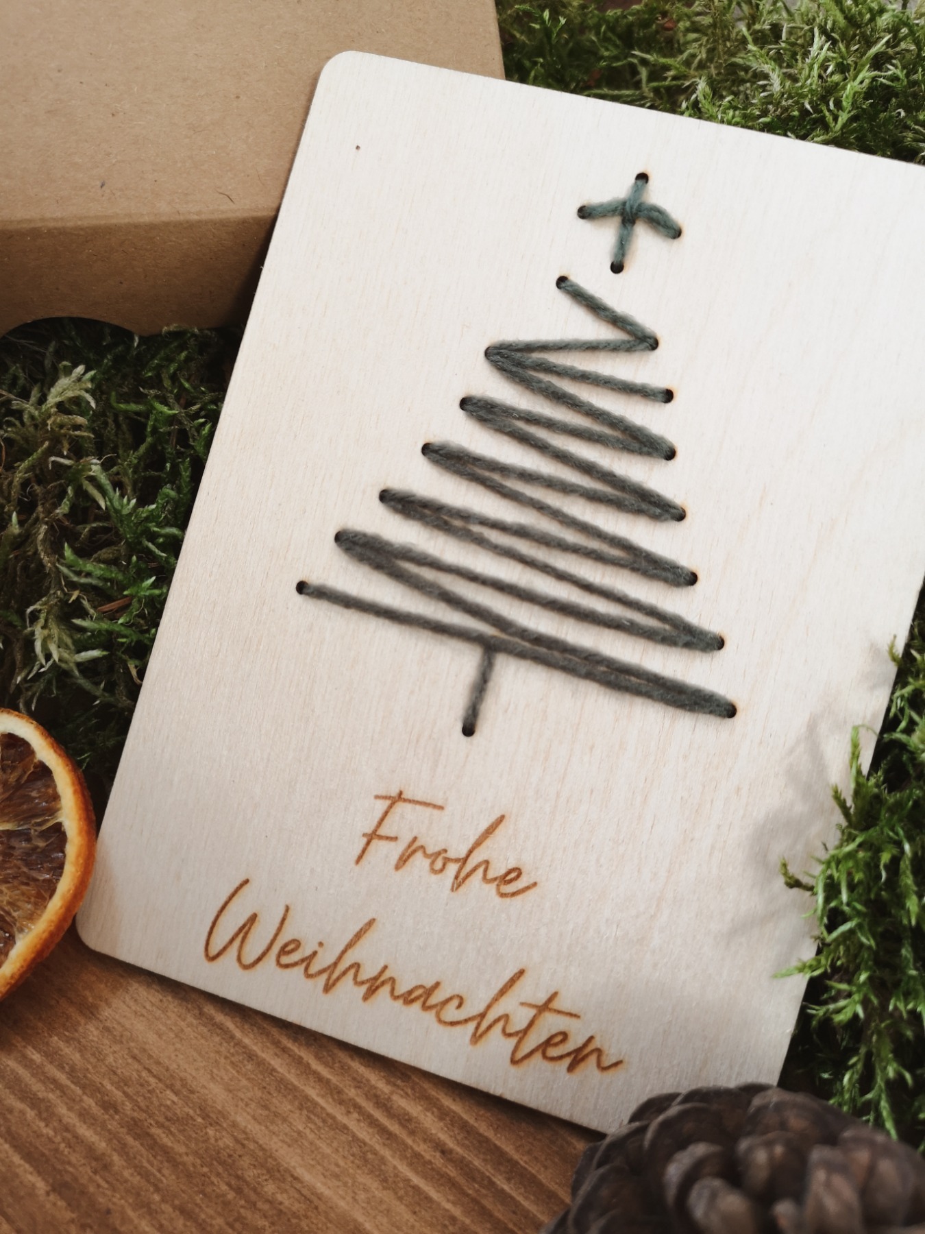 Holzkarte mit Stickerei als besonderes Weihnachtsgeschenk 7