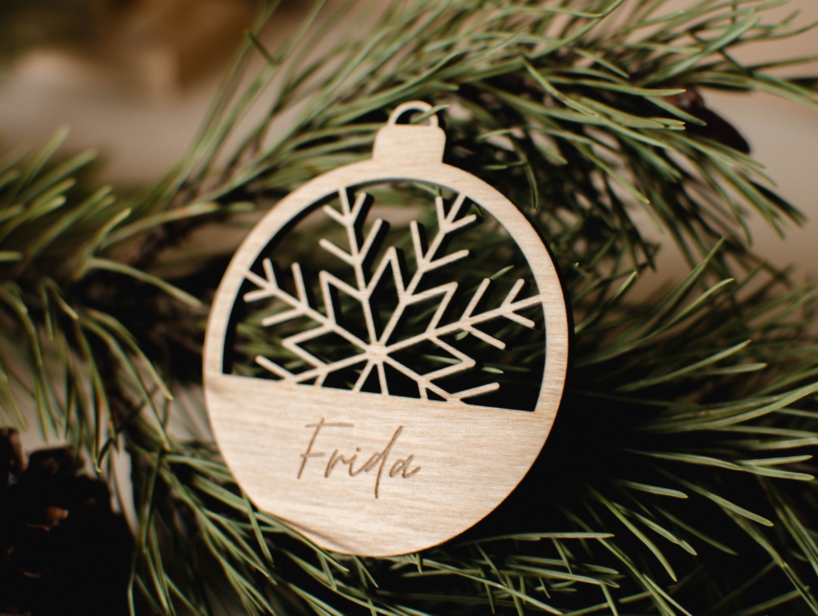 Personalisierter Holzanhänger Schneekristall als Geschenk oder Weihnachtsbaumschmuck 2
