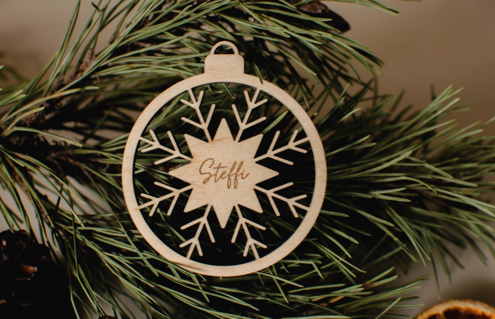Personalisierter Holzanhänger Schneekristall als Geschenk oder Weihnachtsbaumschmuck