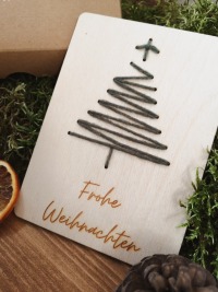 Holzkarte mit Stickerei als besonderes Weihnachtsgeschenk 2