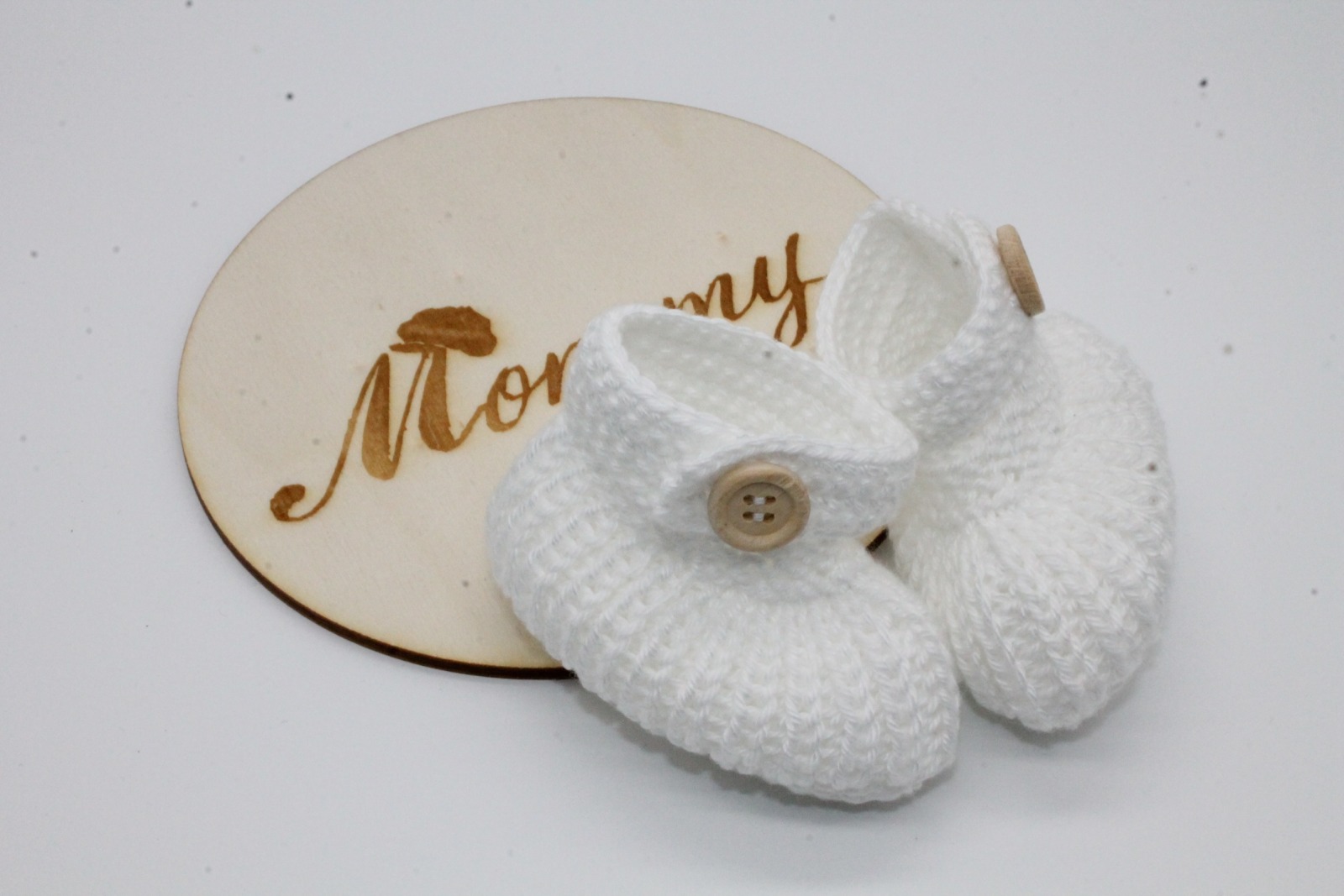 gestrickte Babyschuhe weiß mit Riemchen 2