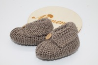 gestrickte Babyschuhe taupe 2