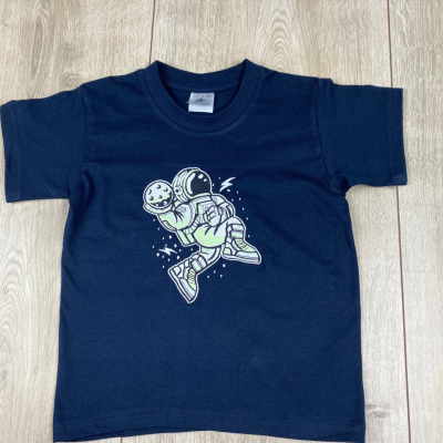 Leuchtendes T - Shirt Astronaut - 100% Baumwolle, nachleuchtender Garn