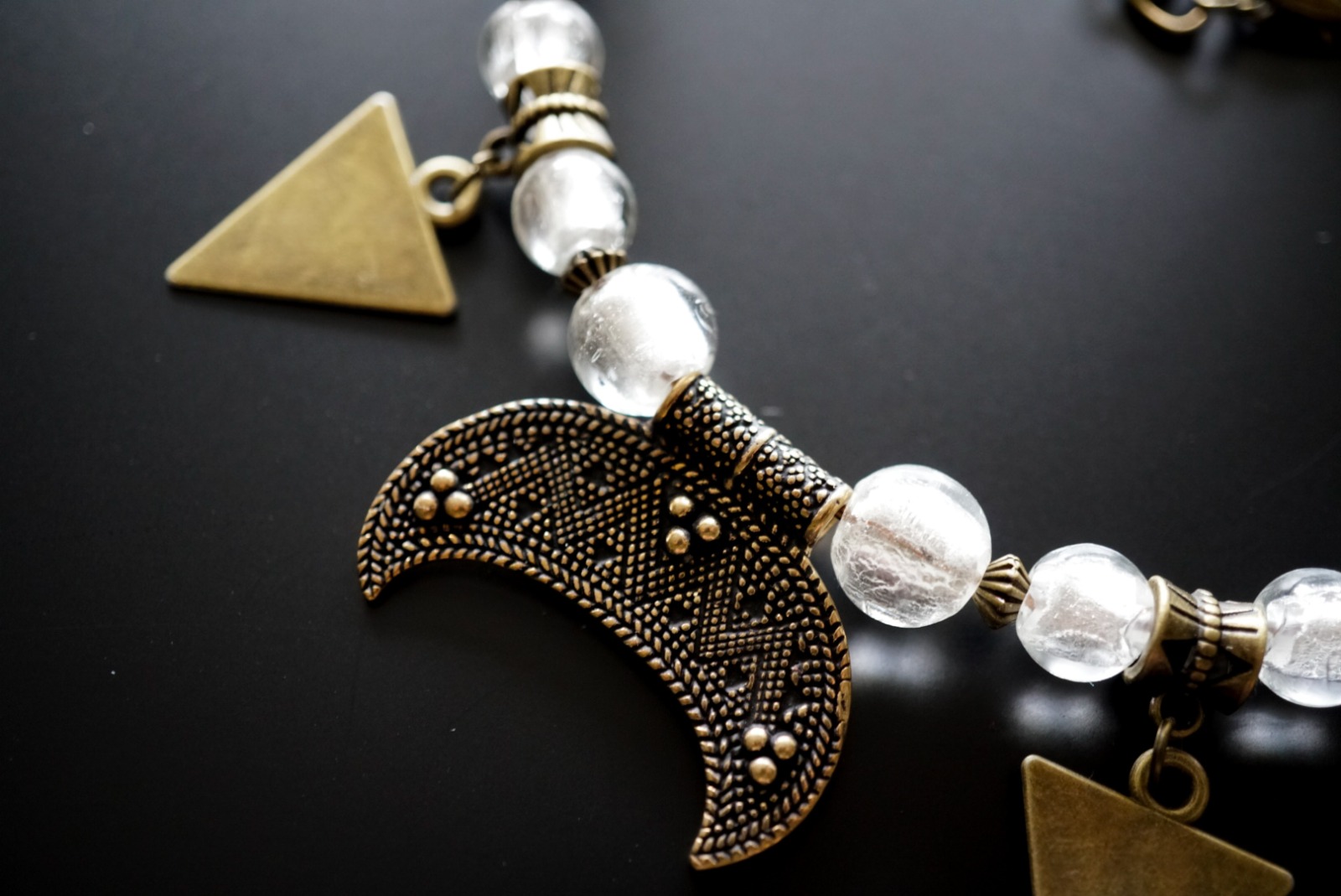 Wikinger Halskette mit Silberfolieglasperlen und Lunula-Anhänger aus Bronze 5