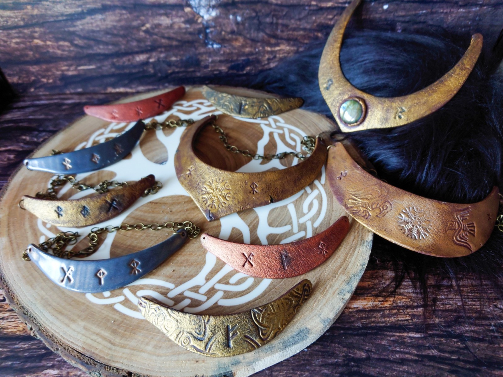 Wikinger Halskette mit Aegishjalmur und Binderunen 10