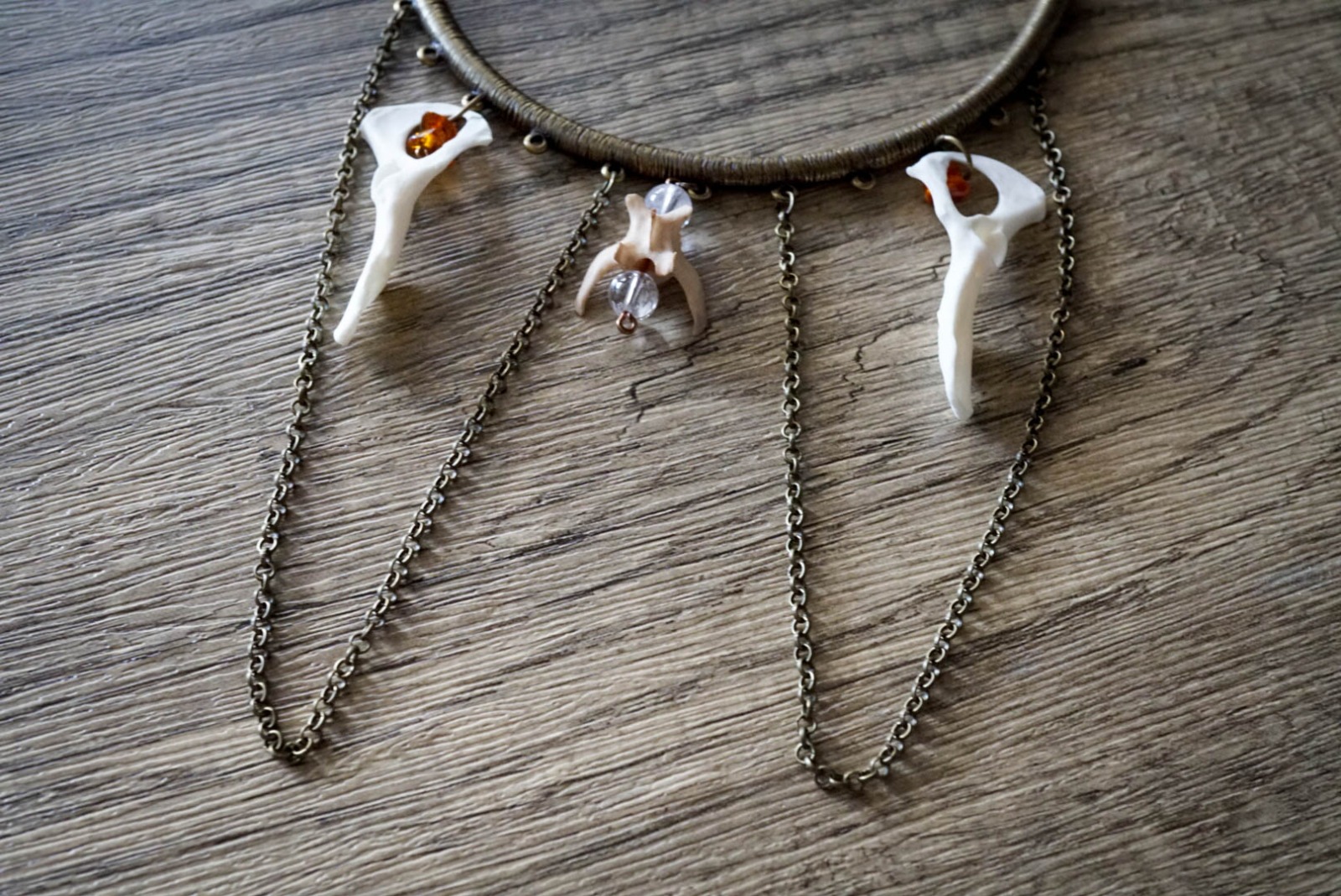 Nordische Halskette mit Bernstein Bergkristall und Knochen 4