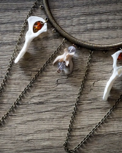 Nordische Halskette mit Bernstein Bergkristall und Knochen