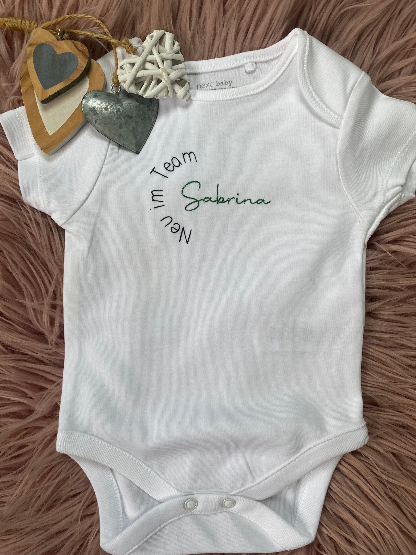 Baby Body personalisiert, Neu im Team, Geschenk zur Geburt