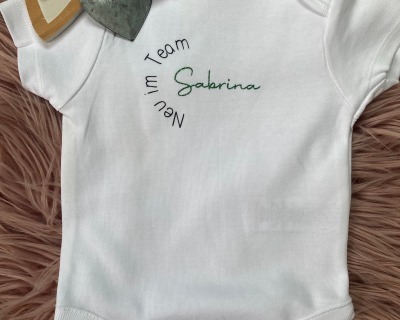 Baby Body personalisiert, Neu im Team, Geschenk zur Geburt