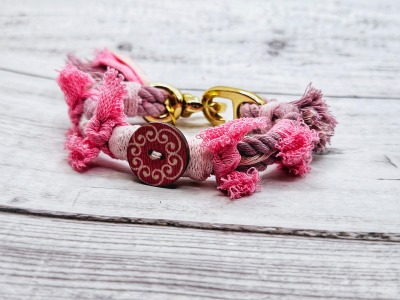 Verspieltes Baumwolltau-Armband in Rosa- und Pinktönen