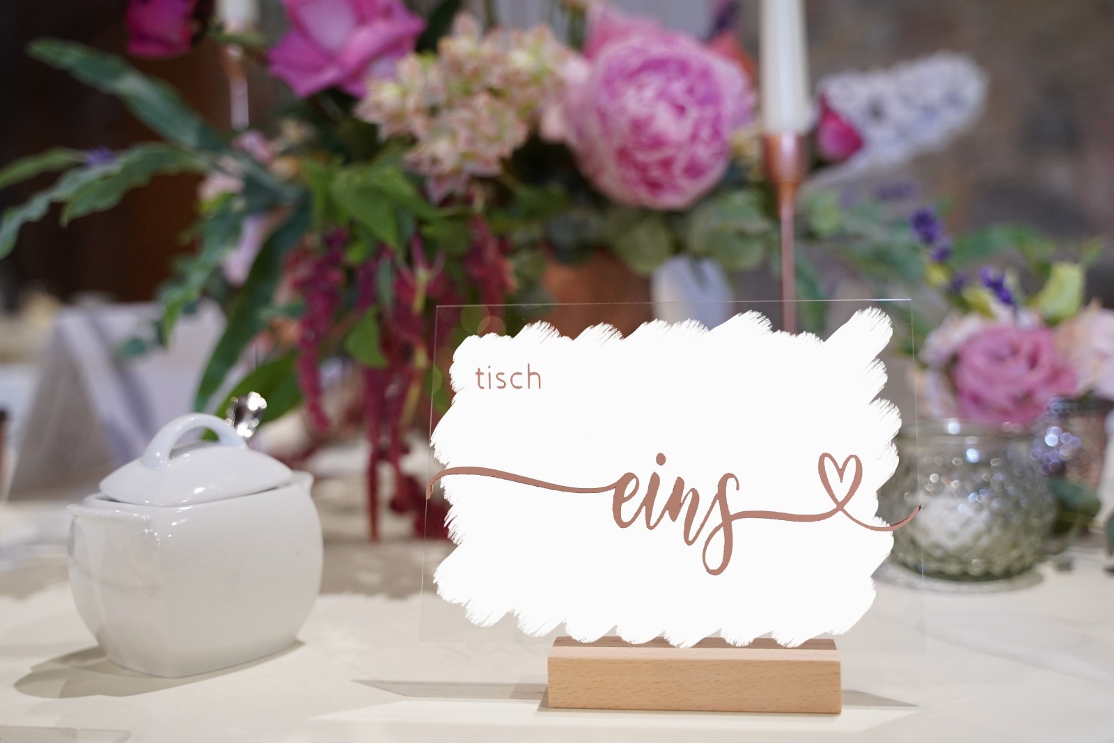 Aufkleber für Tischnummern - Mit selbstklebendem Schriftzug Deine Tischnummern zur Hochzeit selber