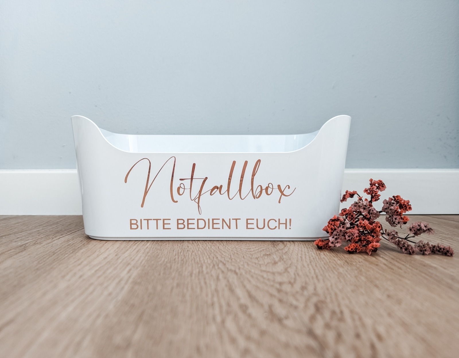 Aufkleber Notfallbox Hochzeit - Mit selbstklebendem Schriftzug den Notfallkorb für die Hochzeit ges