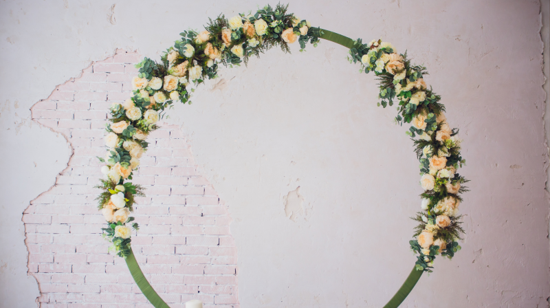 Wie man einen Blumenbogen für die Hochzeitszeremonie selbst macht