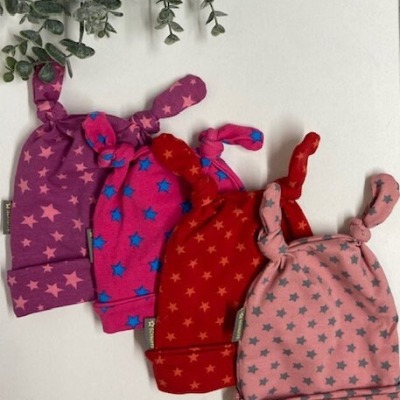 Baby Knötchen Mütze aus Jersey-Pink/ Blaue Sterne - Ideal für den Frühling